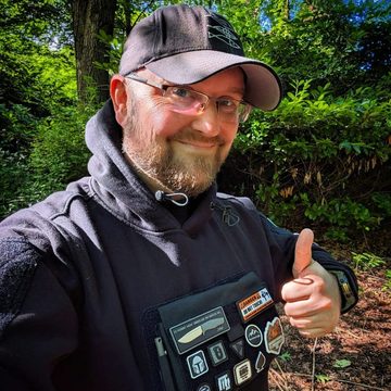 Volker Breme von Survival Life im Wald